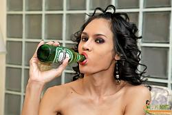 Click image for larger version. 

Name:	Mint and her Heineken (3).jpg 
Views:	815 
Size:	137.1 KB 
ID:	784991