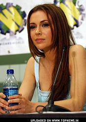 Click image for larger version. 

Name:	alyssa_milano_3_2_103.jpg 
Views:	3328 
Size:	52.1 KB 
ID:	248295