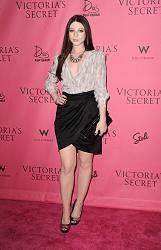 Click image for larger version. 

Name:	Michelle-Trachtenberg-Feet-142190.jpg 
Views:	2730 
Size:	961.5 KB 
ID:	324334