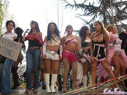 Click image for larger version. 

Name:	gayparade03_207.jpg 
Views:	2009 
Size:	211.1 KB 
ID:	202006