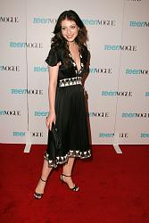 Click image for larger version. 

Name:	Michelle-Trachtenberg-Feet-103741.jpg 
Views:	3135 
Size:	623.3 KB 
ID:	324326