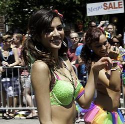 Click image for larger version. 

Name:	330.PrideParade201116.jpg 
Views:	259 
Size:	46.0 KB 
ID:	479558