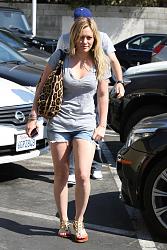 Click image for larger version. 

Name:	Hilary-Duff-Feet-56229.jpg 
Views:	952 
Size:	572.2 KB 
ID:	319561