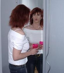 Click image for larger version. 

Name:	susan_surandon__wearing_a_white_top_infront_of_the_mirror_211.jpg 
Views:	2259 
Size:	15.4 KB 
ID:	255718