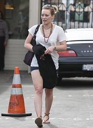 Click image for larger version. 

Name:	Hilary-Duff-Feet-63697.jpg 
Views:	928 
Size:	856.6 KB 
ID:	319562