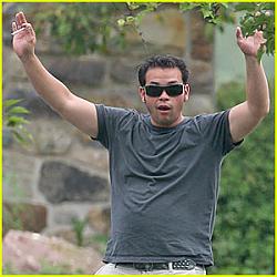 Click image for larger version. 

Name:	jon-gosselin-waves-paparazzi1.jpg 
Views:	621 
Size:	25.0 KB 
ID:	813429