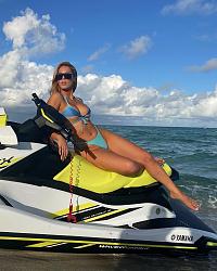 Click image for larger version. 

Name:	bik 1 Carmen Carrera twitter FGdngijXsAIl8v8.jpg 
Views:	88 
Size:	269.8 KB 
ID:	1436977