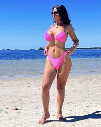 Click image for larger version. 

Name:	bulge 1 Angela Stone twitter Fc8_LfzWIAEMUds.jpg 
Views:	620 
Size:	127.3 KB 
ID:	1439514
