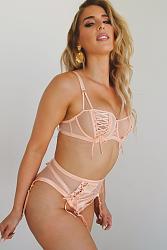 Click image for larger version. 

Name:	po 1 Carmen Carrera twitter FXaRVygUIAEJfaW.jpg 
Views:	194 
Size:	194.9 KB 
ID:	1439599