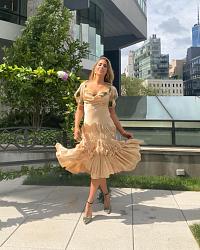 Click image for larger version. 

Name:	dress 1 Carmen Carrera twitter FWCY9z7XwAABFI6.jpg 
Views:	135 
Size:	266.2 KB 
ID:	1445519