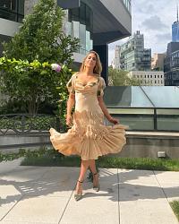 Click image for larger version. 

Name:	dress 1 Carmen Carrera twitter FWCY9z7XwAABFI6.jpg 
Views:	107 
Size:	266.2 KB 
ID:	1445519