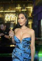 Click image for larger version. 

Name:	dress 1 Layla Angela twitter GCI_JKBawAAQcdc.jpg 
Views:	45 
Size:	262.7 KB 
ID:	1449193
