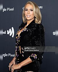 Click image for larger version. 

Name:	dress 1 Carmen Carrera twitter GIu8Xemb0AAjcw5.jpg 
Views:	58 
Size:	168.1 KB 
ID:	1451477