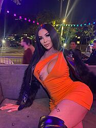 Click image for larger version. 

Name:	dress 1 Kelly twitter GAcuusTbYAAcP6R.jpg 
Views:	72 
Size:	417.2 KB 
ID:	1454400