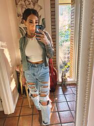 Click image for larger version. 

Name:	jeans 1 Carlyna Lucia twitter GBemdMpXgAAx1yO.jpg 
Views:	19 
Size:	505.7 KB 
ID:	1454949