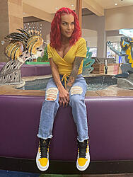 Click image for larger version. 

Name:	jeans 1 Foxxy twitter FbqYy61XkAE9_e1.jpg 
Views:	62 
Size:	1.96 MB 
ID:	1461930