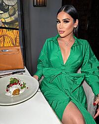 Click image for larger version. 

Name:	face 1 Olivia Jade twitter GUlL6PbWUAAs5vL.jpeg 
Views:	33 
Size:	176.6 KB 
ID:	1476177
