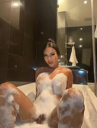 Click image for larger version. 

Name:	asian 1 Lizzy twitter GMcVxfjXMAIZfH1.jpeg 
Views:	55 
Size:	198.6 KB 
ID:	1479562