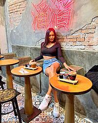 Click image for larger version. 

Name:	sneakers 1 Pretty Enchantress twitter GYgPpkFWAAAxnKm.jpeg 
Views:	15 
Size:	356.2 KB 
ID:	1484404
