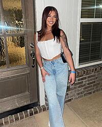 Click image for larger version. 

Name:	jeans 1 Ariel twitter GZykdEDWIAAGFbz.jpeg 
Views:	73 
Size:	409.2 KB 
ID:	1487067