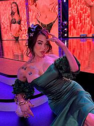 Click image for larger version. 

Name:	dress 1 Emma Rose twitter GE8fntDbYAALxVs.jpg 
Views:	38 
Size:	2.20 MB 
ID:	1494922