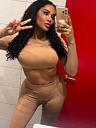 Click image for larger version. 

Name:	vivi carvalho lycraselfie.jpg 
Views:	5 
Size:	110.5 KB 
ID:	1495511
