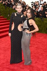 Click image for larger version. 

Name:	MileyCyrus-ZoeKravitz_MetGala-2015.jpg 
Views:	86 
Size:	209.9 KB 
ID:	839324