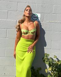 Click image for larger version. 

Name:	po 1 Carmen Carrera twitter FPnnHo6UYAEO9sH.jpg 
Views:	93 
Size:	237.9 KB 
ID:	1441264